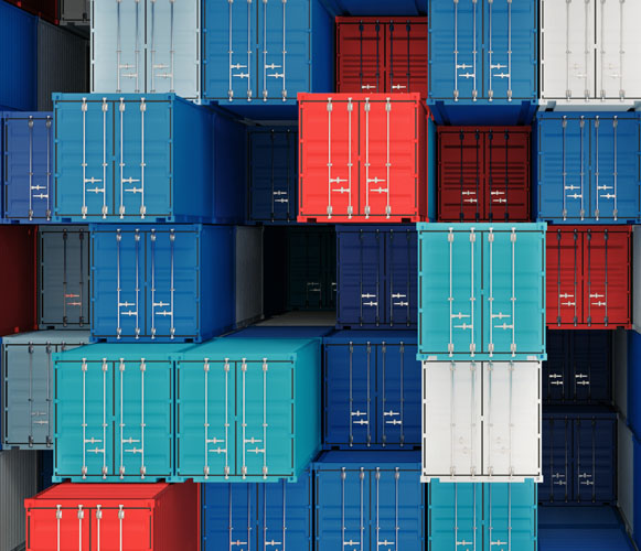 containters  de diferentes colores amontonados