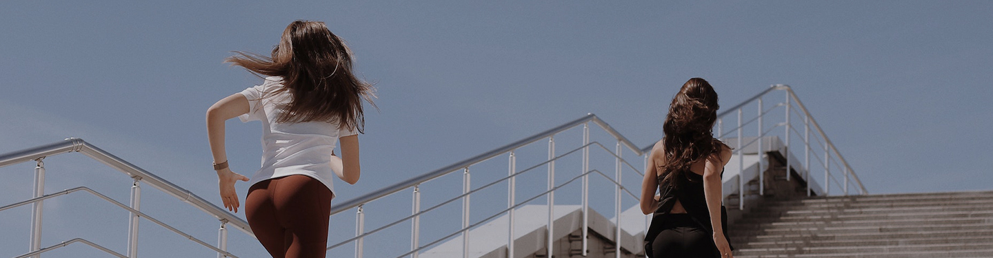 Dos mujeres subiendo escaleras activamente