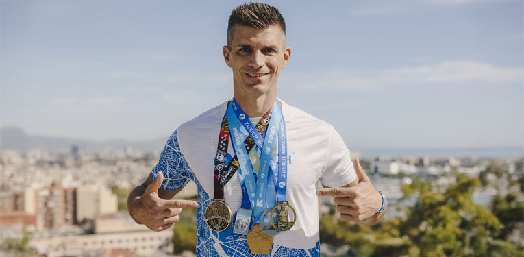 runner con medallas de maratones Zurich