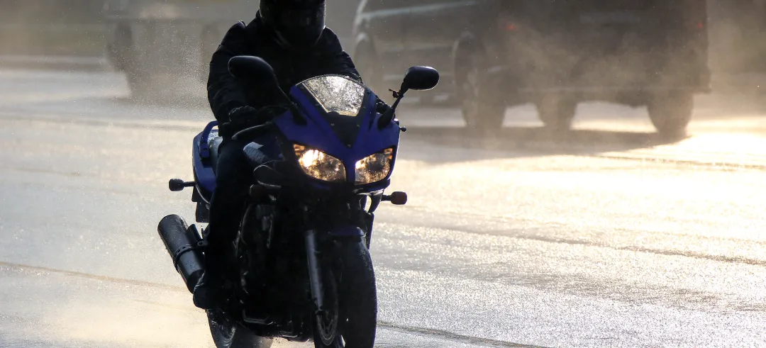 Motorista utilizando luces antiniebla