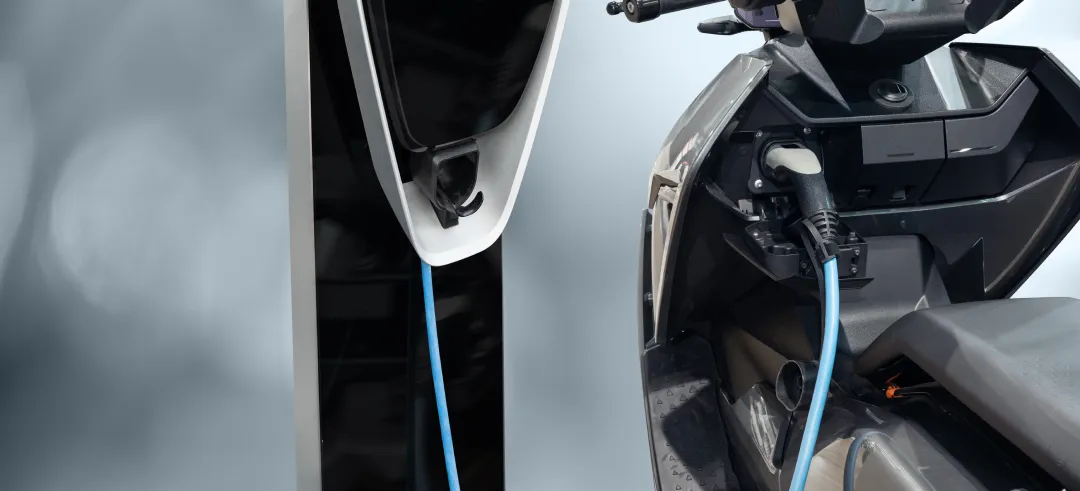 Moto eléctrica cargando