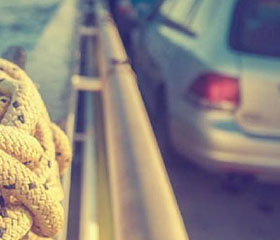 Coche aparcado cerca del mar con paisaje costero de fondo