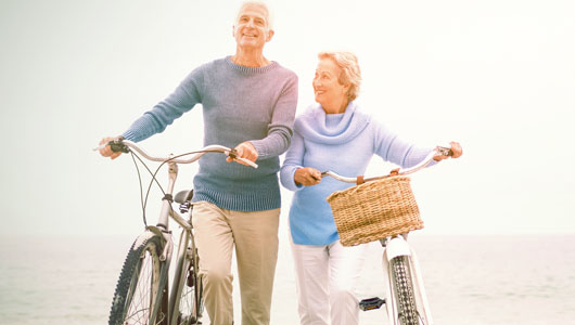 Ancianos felices paseando en bicicleta