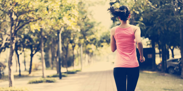 Mujer corriendo por un parque